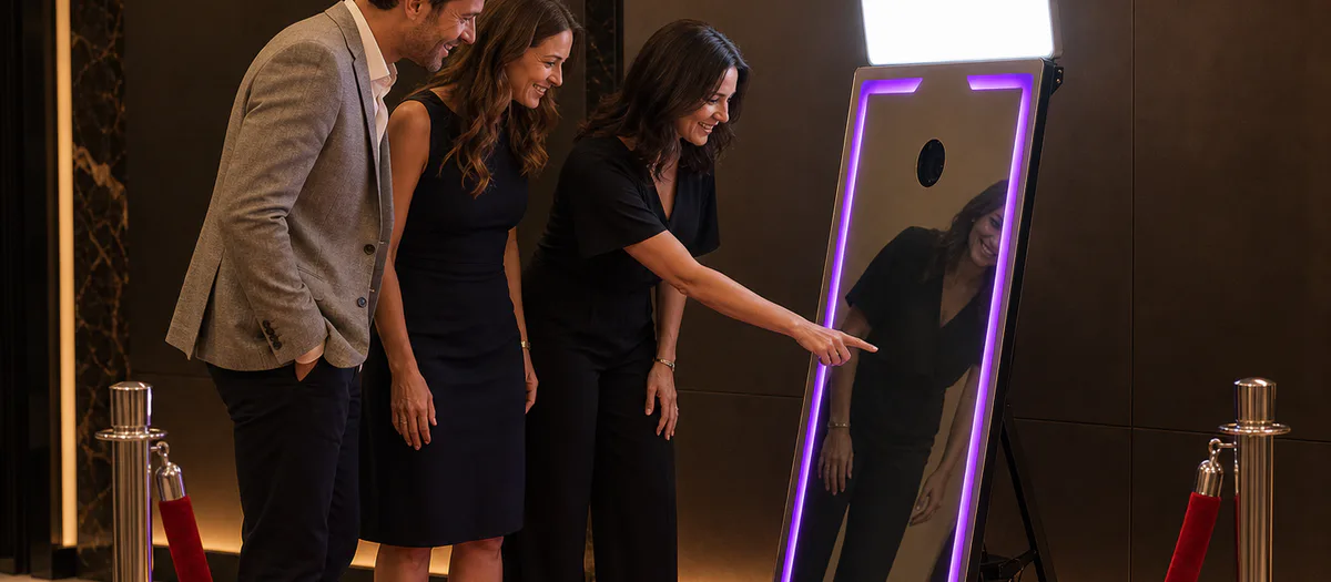 Gasten beleven samen een spontaan fotomoment bij de Mirror Booth.